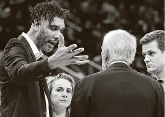  ?? Tom Reel / Staff photograph­er ?? Tim Duncan’s surprise move to become a Spurs assistant this season was a favor to Gregg Popovich, and his old coach will be forever grateful.