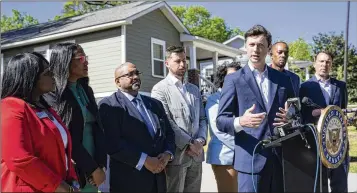  ?? PHOTOS BY OLIVIA BOWDOIN FOR THE AJC ?? Sen. Jon Ossoff announces a $2 million investment in Habitat for Humanity’s local initiative­s in south Atlanta on Friday. Ossoff said the funding for housing passed with bipartisan support.