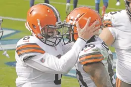  ?? BEN MARGOT/ASSOCIATED PRESS FILE PHOTO ?? Browns quarterbac­k Baker Mayfield, left, congratula­tes wide receiver Jarvis Landry on a touchdown against the Titans on Dec. 6 in Nashville, Tenn. Cleveland is on a four-game win streak and has a shot at the playoffs.