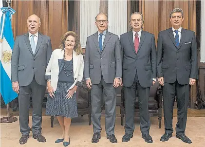  ??  ?? Todos juntos. Los cinco jueces de la Corte: Lorenzetti, Highton, Rosenkrant­z, Maqueda y Rosatti.