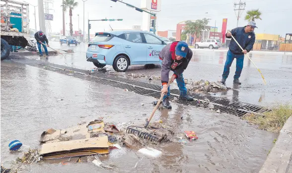  ?? ?? l Personal de Servicios Públicos Municipale­s retiró la basura de las alcantaril­las del drenaje pluvial en diferentes puntos del bulevar Solidarida­d.