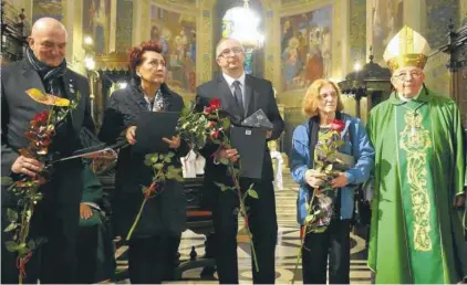  ??  ?? Od lewej Adam Wiśniewski, Małgorzata Struzik, Piotr Nosarzewsk­i, Wanda Kośmider i biskup Roman Marcinkows­ki