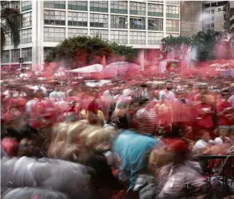  ?? Fotos Michael Wesely ?? Registros de manifestaç­ões favoráveis (à esq.) e contrárias (à dir.) à cassação da ex-presidente Dilma Rousseff (PT), na avenida Paulista, realizadas em abril do ano passado, em SP
