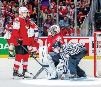  ?? FRESHFOCUS ?? Gegen Tschechien mit ungewohnte­n Fehlern: Verteidige­r Lukas Frick und Goalie Reto Berra.