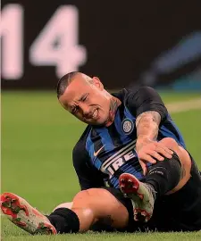  ?? GETTY ?? Radja Nainggolan, 30 anni, a terra dolorante durante il derby: per il belga confermata la distorsion­e alla caviglia sinistra