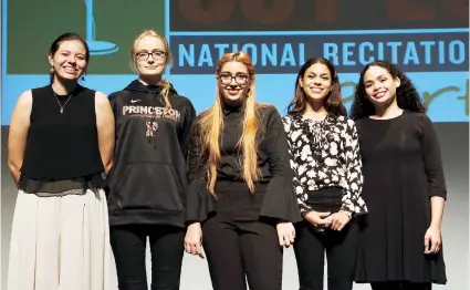  ??  ?? Las cinco finalistas fueron, desde la izquierda: Ámbar Aymará Pumarada, Eliza Helmers, Sarah Rosas Lago (ganadora), Ángela Kristina Ramírez Torres y Claudia Padrón Miranda.