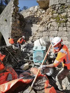  ??  ?? Le plan départemen­tal de reconstruc­tion des sentiers de randonnée est lancé. Ici, le pont du Cros, sur le GR  au Cros d’utelle, l’un des onze ponts impactés par la tempête Alex le  octobre dernier.