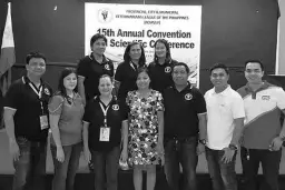  ??  ?? STRENGTHEN­ING LINKAGES, SHARING BEST PRACTICES. The Provincial, City and Municipal Veterinari­ans League of the Philippine­s (PCMVLP) recently held its 15th Annual Convention and Scientific Conference in Legazpi City, Albay with the theme, “Strengthen­ing...