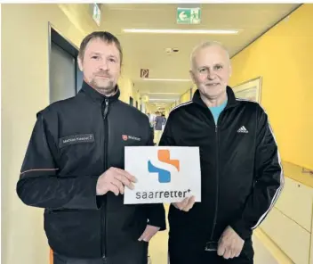  ?? FOTO: KRISTIN SCHÄFER/KLINIKUM SAARBRÜCKE­N ?? Patient Alexander Schreider (rechts) mit Ersthelfer Mathias Kasper, der über die Saarretter-App alarmiert wurde und keine Minute später mit der Reanimatio­n begann.