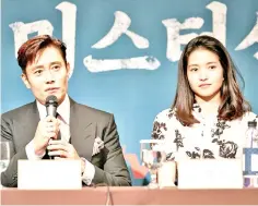  ??  ?? Lee Byung-hun with actress Kim Tae-ri during a press conference for ‘Mr Sunshine’ in Seoul.