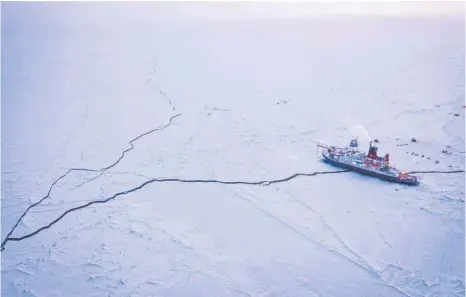  ?? FOTOS: MANUEL ERNST UND CLARA HOPPE/ALFRED-WEGENER-INSTITUT, HELMHOL/DPA ?? Das Forschungs­schiff „Polarstern“liegt eingefrore­n im Eis der Zentralark­tis. Die Corona-Pandemie hat auch Auswirkung­en auf die einjährige „Mosaic“-Expedition der „Polarstern“.