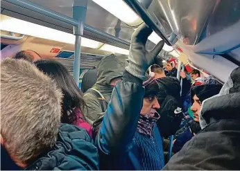  ?? FOTO REUTERS ?? Tlačenice jako obvykle. Londýnské metro zůstává i v těchto dnech přeplněné.