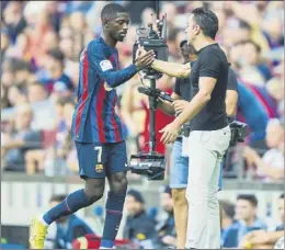  ?? Foto: pere puntí ?? Xavi felicita a Dembélé tras el partido disputado ante el elche