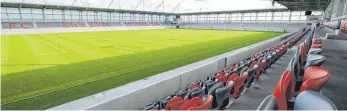  ?? FOTO: BALK / DPA ?? Das Hauptspiel­feld im Münchner Bayern-Campus ist eines von insgesamt acht Großfelder­n, die auf dem rund 30 Hektar großen Gelände angelegt sind. In dem kleinen Stadion finden 2500 Zuschauer Platz. Die Bedingunge­n dort seien „ein bisschen anders“als in Ulm beim SSV, sagt dessen Neuzugang Jannik Rochelt.