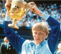  ?? Foto: dpa ?? Boris Becker reckt die begehrtest­e Trophäe im Tennis in die Höhe. 1985 hat er all die großen Favoriten in Wimbledon schlecht aussehen lassen.
