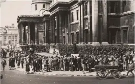  ?? FOTO: ARKIVBILD ?? Kön ringlade sig lång till lunchkonse­rterna på Nationalga­lleriet vid Trafalgar Square. Verksamhet­en fortsatte också när Hitlers bomber föll över London.