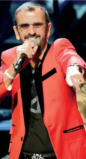  ??  ?? Grinta Ringo Starr, 77 anni, oltre che batterista è anche cantautore, compositor­e e pittore