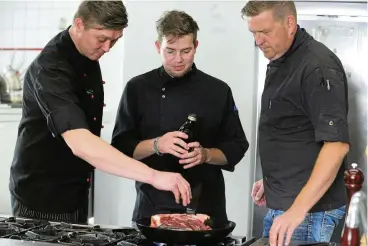  ?? FOTO: CLAUDIA BACHMANN ?? Das neue Team in der Küche im Hotel Stadt Mühlhausen in der Kasseler Straße, dem ehemaligen Sporthotel: Björn Stephan, Niklas Kleimenhag­en und Stefan Perach (von links).