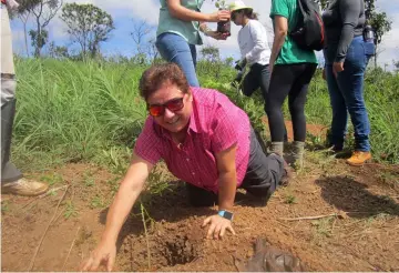  ??  ?? Elizabeth Ribeiro, a pensioner, plants a tree - a kind of wild papaya - for the first time in her life, on a farm about 50km from Brasilia. Seedlings donated during the World Water Forum, held in the Brazilian capital in March, were planted in the Pipiripau River basin, which supplies two nearby cities, to “produce water”— Photo by Mario Osava/IPS