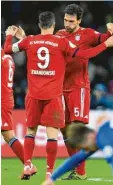  ?? Foto: Witters ?? Am Ende durften Mats Hummels und Robert Lewandowsk­i doch noch über einen Sieg jubeln.