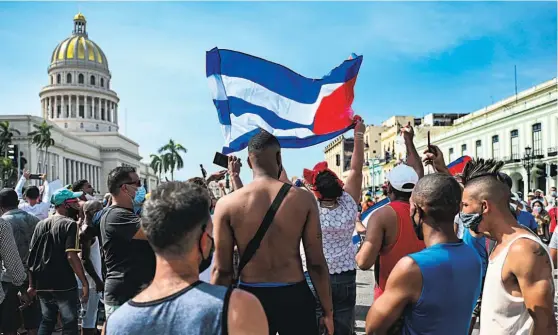  ??  ?? Manifestaç­ão no domingo contra o governo junto ao Capitólio de Havana. Mais tarde haveria uma manifestaç­ão a favor no mesmo local.