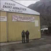  ?? (Photo A. P.) ?? Depuis la tempête Alex, Frank et Déborah se sentent démunis. Leur garage est toujours exploitabl­e mais ils n’ont pas l’autorisati­on d’y travailler..