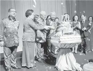  ??  ?? SELAMAT ULANG TAHUN: Manyin (empat kiri) mengetuai tetamu kehormat lain memotong kek ulang tahun ke-170 Sekolah St Mary. Turut kelihatan (dari kiri) Jaul, Empiang, Evelyn dan Danald.