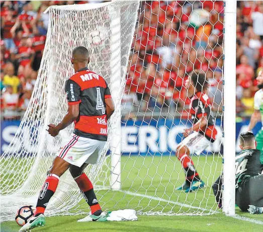  ??  ?? Zagueiro Juan marcou o terceiro gol da vitória rubronegra sobre a Chapecoens­e na Ilha do Urubu