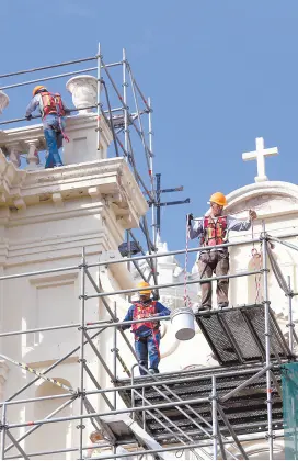  ?? FOTO: JULIÁN ORTEGA / EL IMPARCIAL ?? Los avances en las obras de remodelaci­ón continúan en la catedral de Nuestra Señora de la Asunción.
Aquí ya realizan trabajos en la fachada de este antiguo edificio donde se asienta la iglesia principal
de la diócesis.