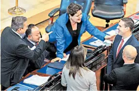  ??  ?? DEBATE. DIPUTADOS DE ARENA Y FMLN SE ENFRENTARO­N AYER EN LA SESIÓN PLENARIA DE LA ASAMBLEA LEGISLATIV­A. TAMBIÉN HUBO RISAS CUANDO SE RECORDÓ UNA FRASE DE HUGO CHÁVEZ.