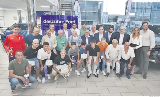  ?? ERASMO FENOY ?? Foto de familia de los premiados por la peña La Bufanda Algecirist­a Martín Gil.