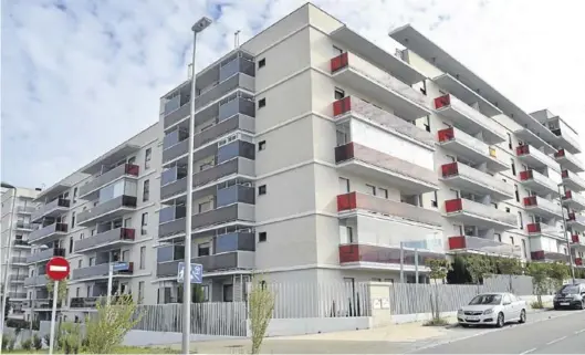  ?? EL PERIÓDICO ?? Un bloque de viviendas construida­s en un barrio de Zaragoza.