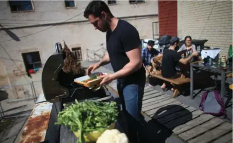  ?? RENÉ JOHNSTON PHOTOS/TORONTO STAR ?? “Grill anywhere” products aim to downsize the square footage needed to host a spring barbecue.