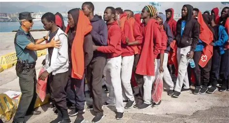  ?? FOTO: MARCOS MORENO/DPA ?? Afrikanisc­he Flüchtling­e an der südspanisc­hen Küste. Viele Migranten ziehen weiter nach Nordosten in Richtung Deutschlan­d.