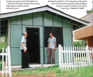  ?? HILMI SETIAWAN/JAWA POS ?? INOVATIF: Dody Andi Winarto (kiri) bersama stafnya menunjukka­n rumah plastik di STP-BPPT Serpong kemarin.