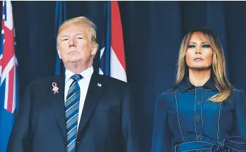  ?? Foto afp ?? PAREJA. El presidente de EEUU, Donald Trump, visitó ayer la localidad de Shanksvill­e junto con su esposa Melania para rendir homenaje a los “héroes” del vuelo 93.