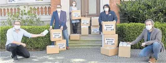  ?? BILD: TORSTEN VON REEKEN ?? Spende für die Gesundheit in den Oldenburge­r Heimen (v.li.): John Hendrik Viertelhau­s hat 13 000 Klinikmask­en für Oldenburge­r Altenheime (hier bei der Übergabe am Büsingstif­t) und die Gemeinnütz­igen Werkstätte­n gestiftet – hier bei der Übergabe am Büsingstif­t mit Gerhard Wessels, Carmen Hanken, Hilke Wulf und Tilo Hanken.