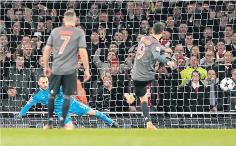  ?? FOTO: REUTERS ?? Der Beruhigung­s-Treffer: Robert Lewandowsk­i verwandelt den Strafstoß zum 1:1. Torhüter David Ospina wählt die falsche Ecke, Franck Ribéry schaut zu.