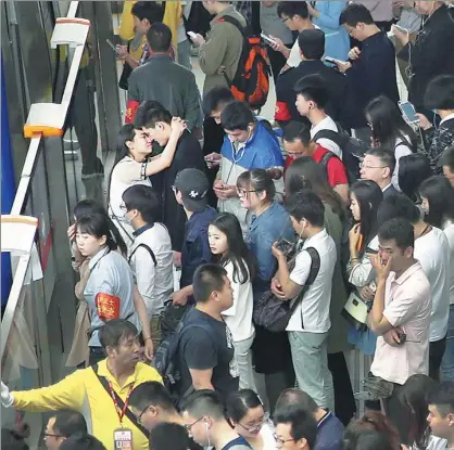  ?? PHOTOS BY ZOU HONG ?? Commuters gather at Xi’erqi Station on Subway Line 13. Below: Guogongzhu­ang Station on Subway Line 9 during the rush hour.