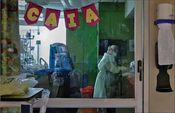  ?? (Washington Post/Michael S. Williamson) ?? Nurse Brittany Rowell washes up in the pediatric ICU at Arkansas Children’s Hospital Aug. 9. “These kids are the strongest people I’ve ever met,” she says.