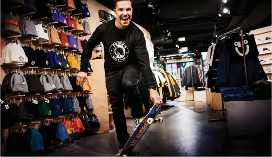  ?? FOTO: CATA PORTIN ?? Våren var tung, men tack vare sport- och friluftstr­enden repade sig försäljnin­gen, säger Tuomas Keskikalli­o som är vd på skateboard­affären Ponke's.
■