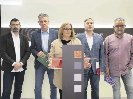 ?? El Periódico ?? Los portavoces de los cinco grupos parlamenta­rios de la oposición, ayer en las Cortes.