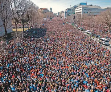  ??  ?? Petición Decenas de miles de personas congregada­s reclamaron ayer en una marcha de un mayor control de armas que “la hora del cambio es ahora”.