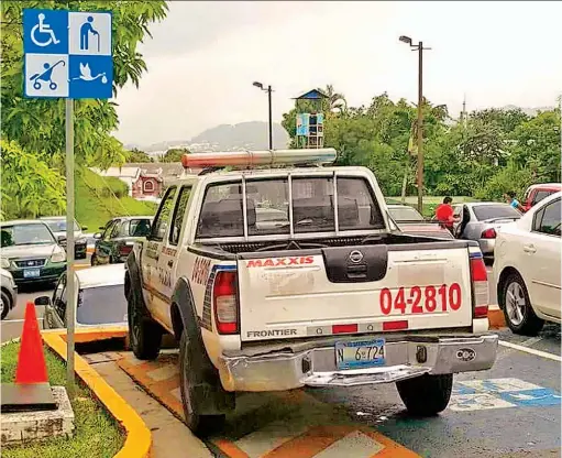  ??  ?? Incumplimi­ento. Algunas ocasiones, las mismas unidades de la Policía utilizan el estacionam­iento para personas con discapacid­ad. Viernes 4 de agosto de 2017