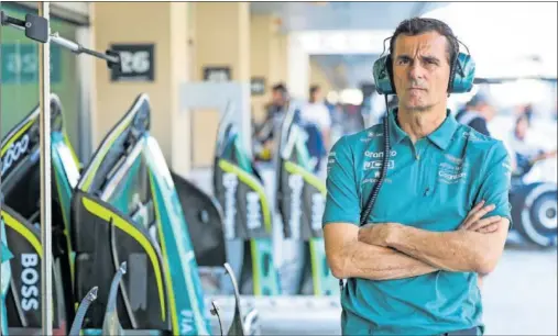  ?? ?? Pedro de la Rosa sigue atento el test del pasado martes en el circuito de Yas Marina desde el garaje del equipo Aston Martin del que es embajador.