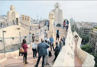  ?? MANÉ ESPINOSA ?? Un grupo de correspons­ales extranjero­s, ayer, en la azotea de la Pedrera de Barcelona