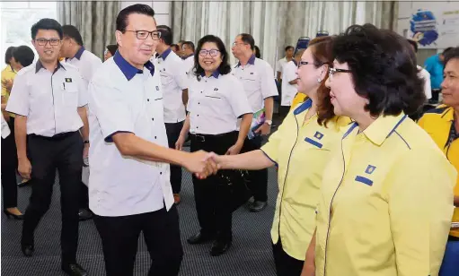  ??  ?? Warm welcome: Liow greeting party members as he arrives to open the Negri Sembilan MCA’s annual general meeting in Seremban.