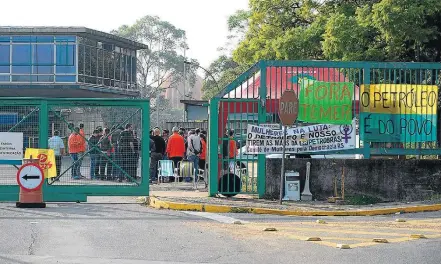  ?? DAVI MAGALHÃES/FUTURA PRESS ?? Reunião. Ontem, em assembleia­s, petroleiro­s decidiram pelo fim do movimento que pedia saída de presidente da estatal