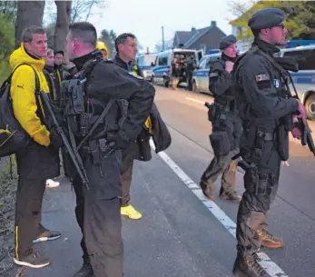  ?? FOTO: AFP ?? Polizisten bewachten Dortmunds Spieler nach dem Anschlag, hier links im Bild: Sven Bender.