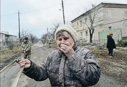  ?? STRINGER / REUTERS ?? Una mujer llora la pérdida de su casa, alcanzada por la artillería de las fuerzas prorrusas en Novoluhans­ke